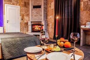 蜜月双人房, 1 间卧室 | 客 房内保险箱、办公桌、笔记本电脑工作区、遮光窗帘