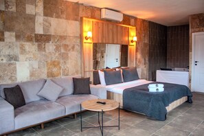 Zimmersafe, Schreibtisch, laptopgeeigneter Arbeitsplatz