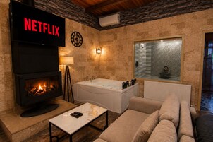 TURK HAMAMLI JAKUZILI ODA | In-room safe, desk, laptop workspace, blackout drapes