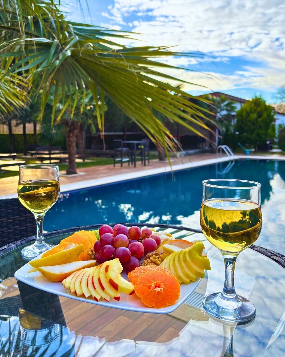 Utendørsbasseng, bassengparasoller og solsenger