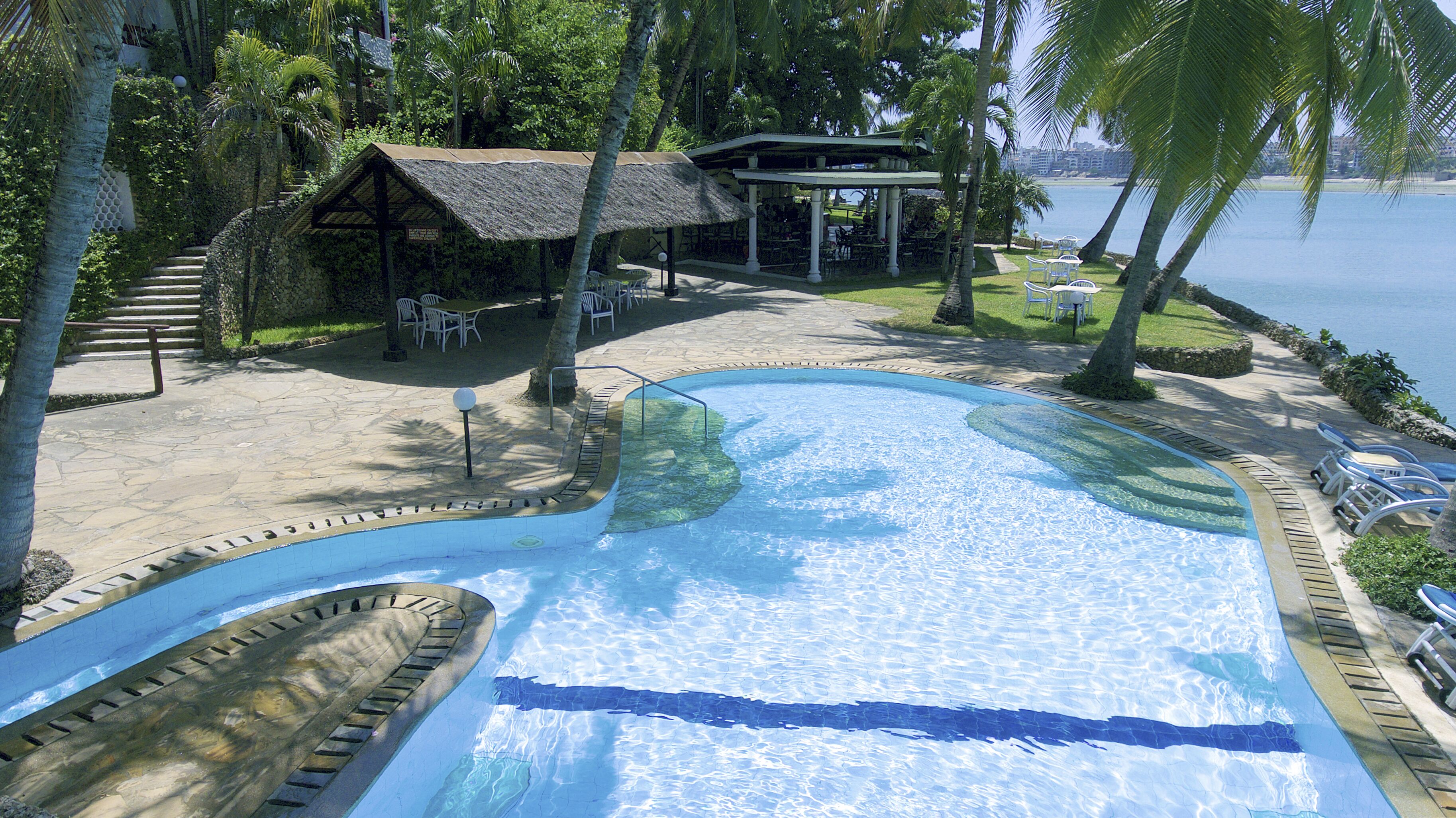2 buitenzwembaden, parasols bij het zwembad en ligstoelen