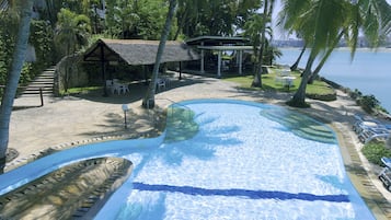 2 piscines a l'aire lliure, para-sols i gandules