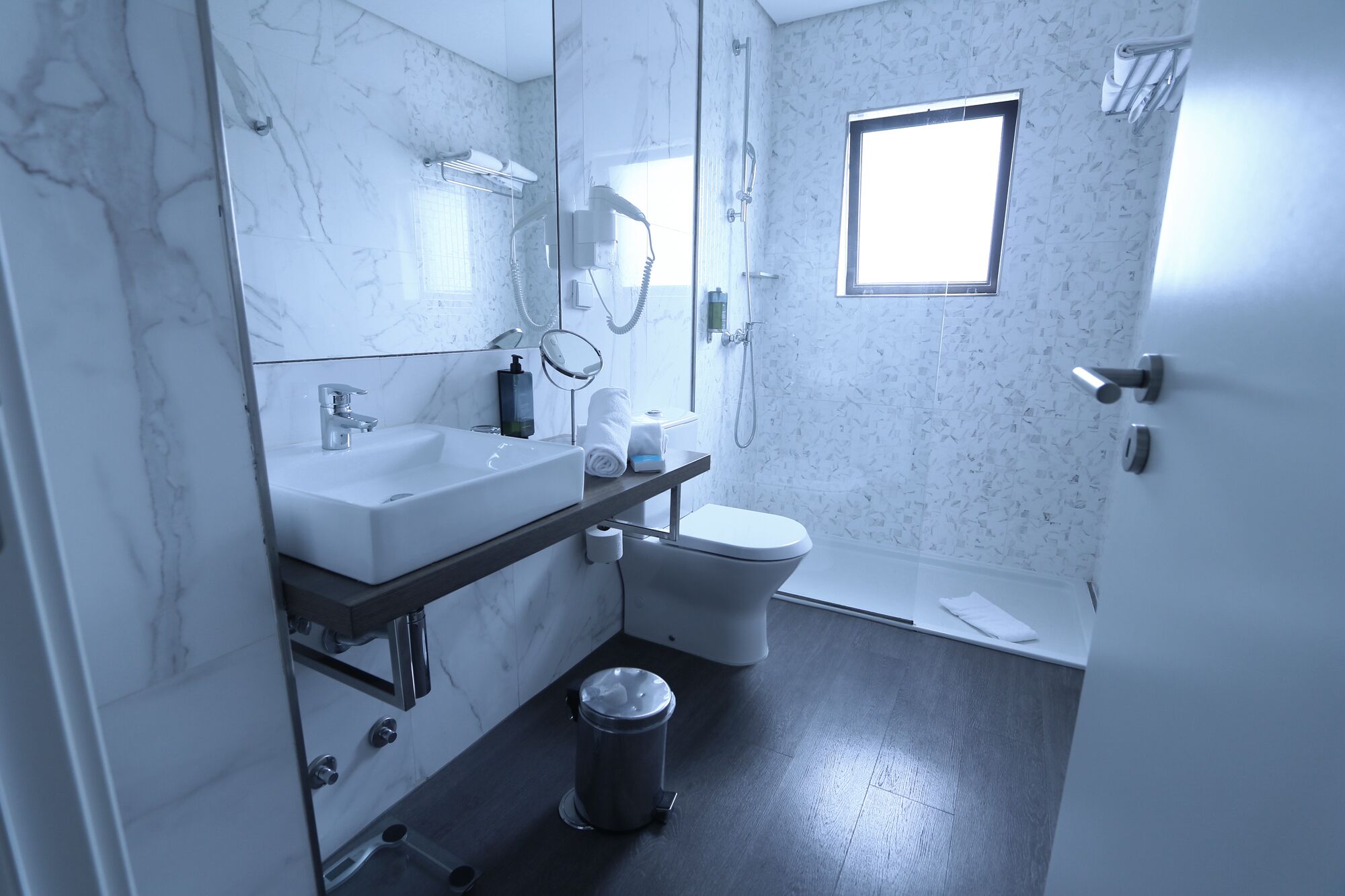 suite (2+1) | bathroom | shower, free toiletries, towels