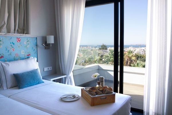 Deluxe Twin Room | In-room safe, soundproofing, free WiFi, bed sheets