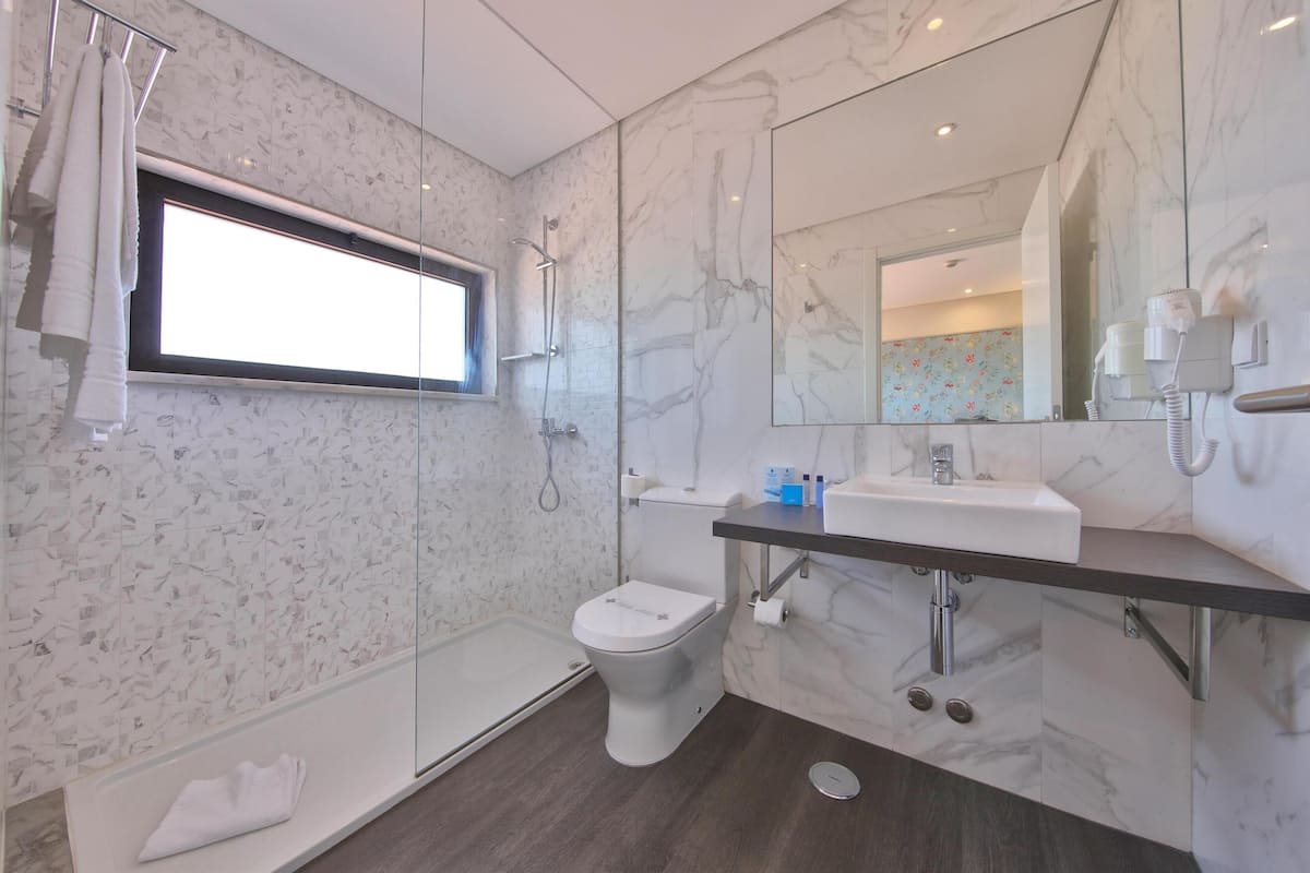 shower, free toiletries, towels