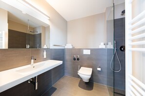 Toalettartikler (inkludert), hårføner, oppvarmet badegulv og håndklær