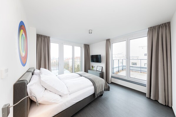 Junior Suite Rooftop | Espacio para trabajar con laptop y tabla de planchar con plancha 