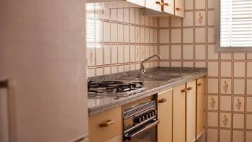 Appartement, 2 slaapkamers, terras, uitzicht op zee | Privékeuken | Een koelkast/vriezer, een magnetron, een oven, een kookplaat