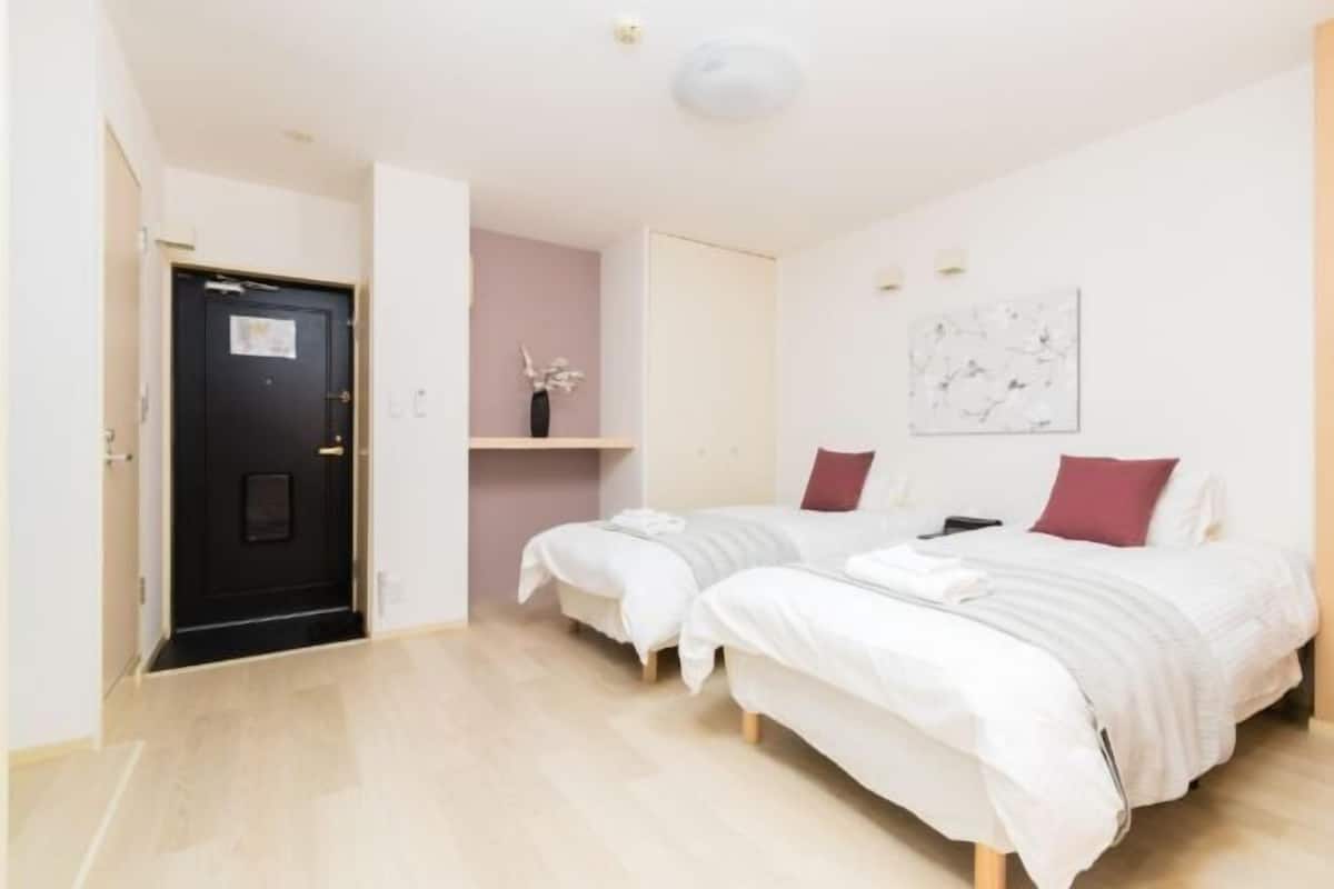 Een strijkplank/strijkijzer, gratis wifi, beddengoed