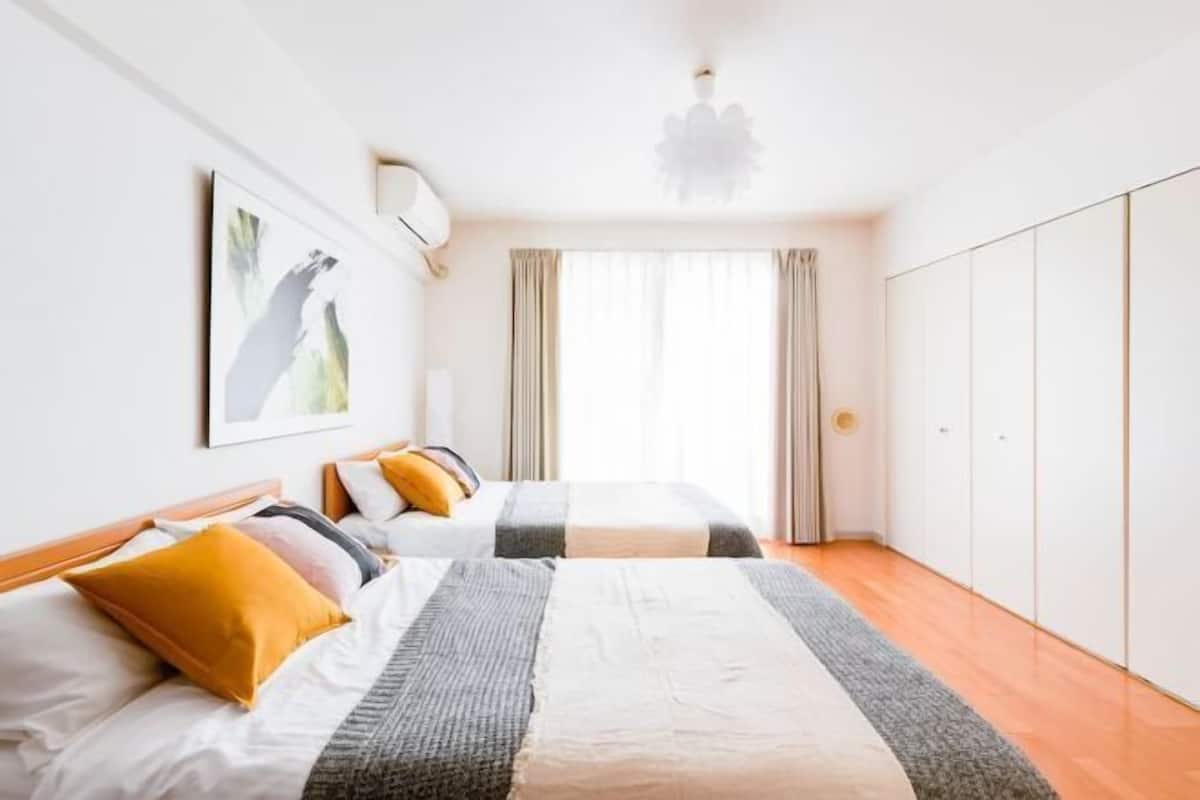 Een strijkplank/strijkijzer, gratis wifi, beddengoed