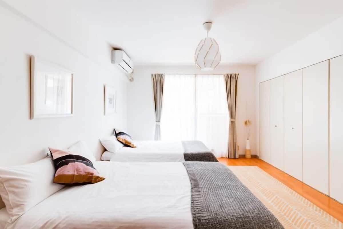 Een strijkplank/strijkijzer, gratis wifi, beddengoed
