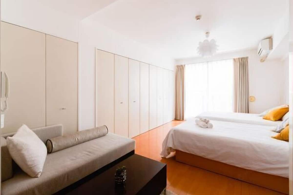 Een strijkplank/strijkijzer, gratis wifi, beddengoed