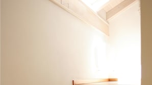 A wooden staircase with a skylight at the top. - Garnì Sella al Cipriani (Borgo Valsugana)