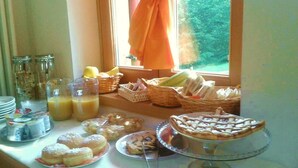 A breakfast buffet with various food items and beverages. - Garnì Sella al Cipriani (Borgo Valsugana)