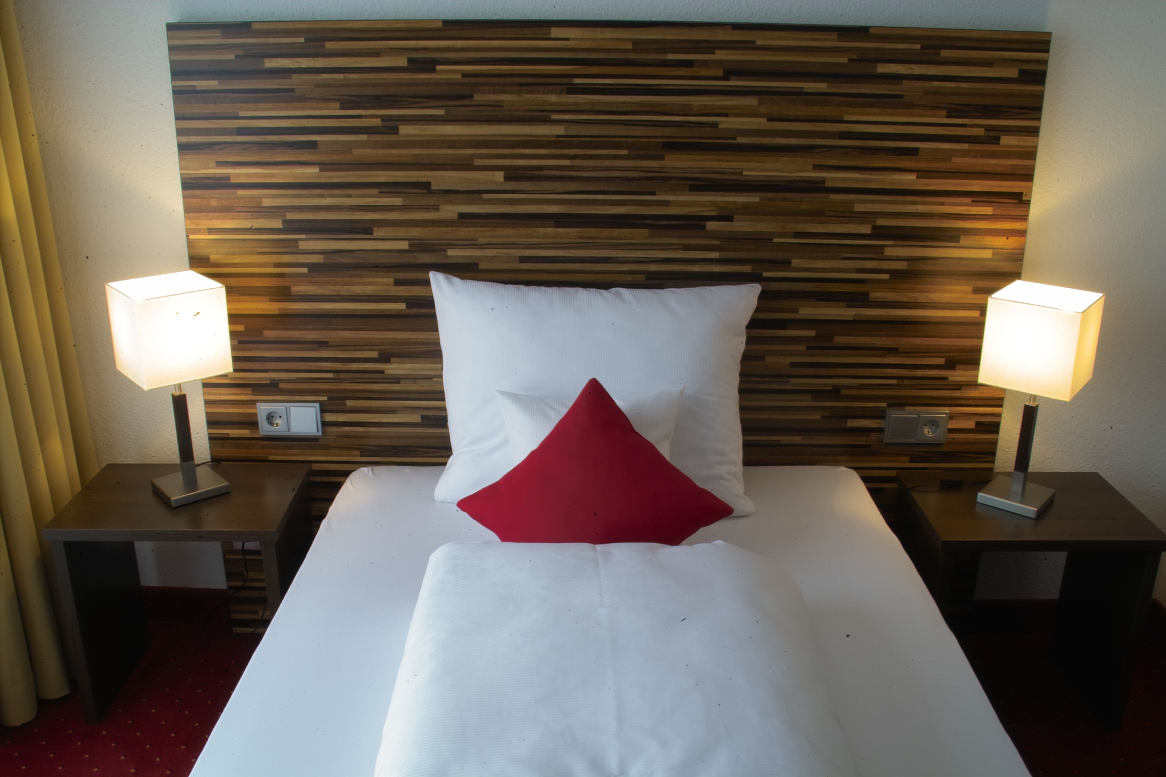 single room | minibar, in-room safe, desk, soundproofing