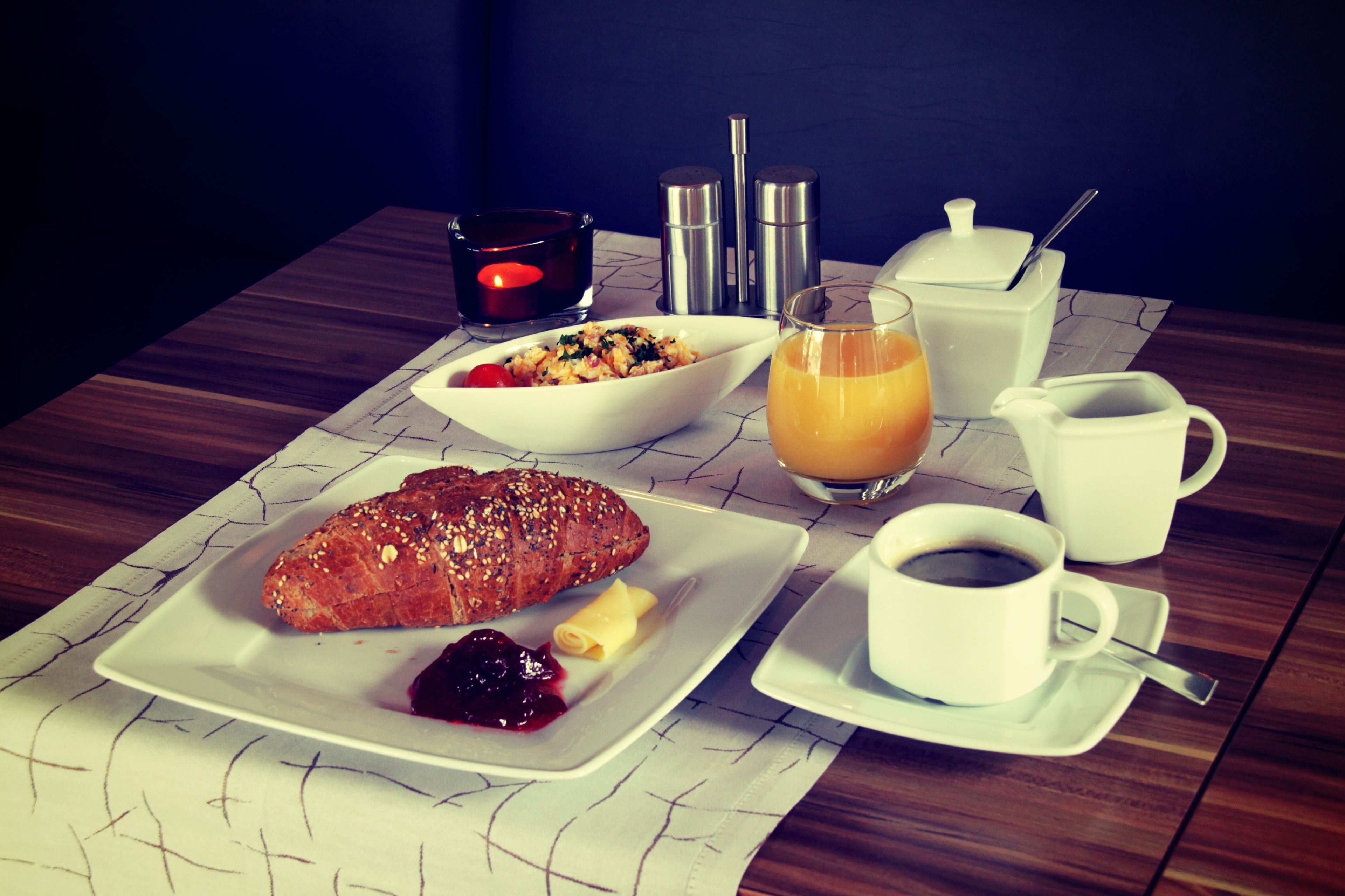 daily cooked-to-order breakfast (eur 14.50 per person)