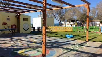 Zona de jocs infantil: a l'aire lliure