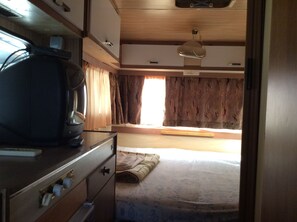 Chambre (Caravan) | Rideaux dâobscurcissement, fer et planche Ă repasser
