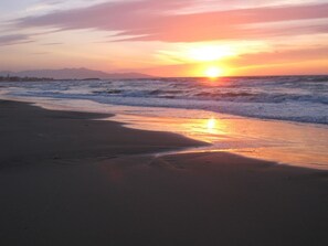 A beach at sunset with waves and a clear sky. - Creta Camping (Hersonissos)