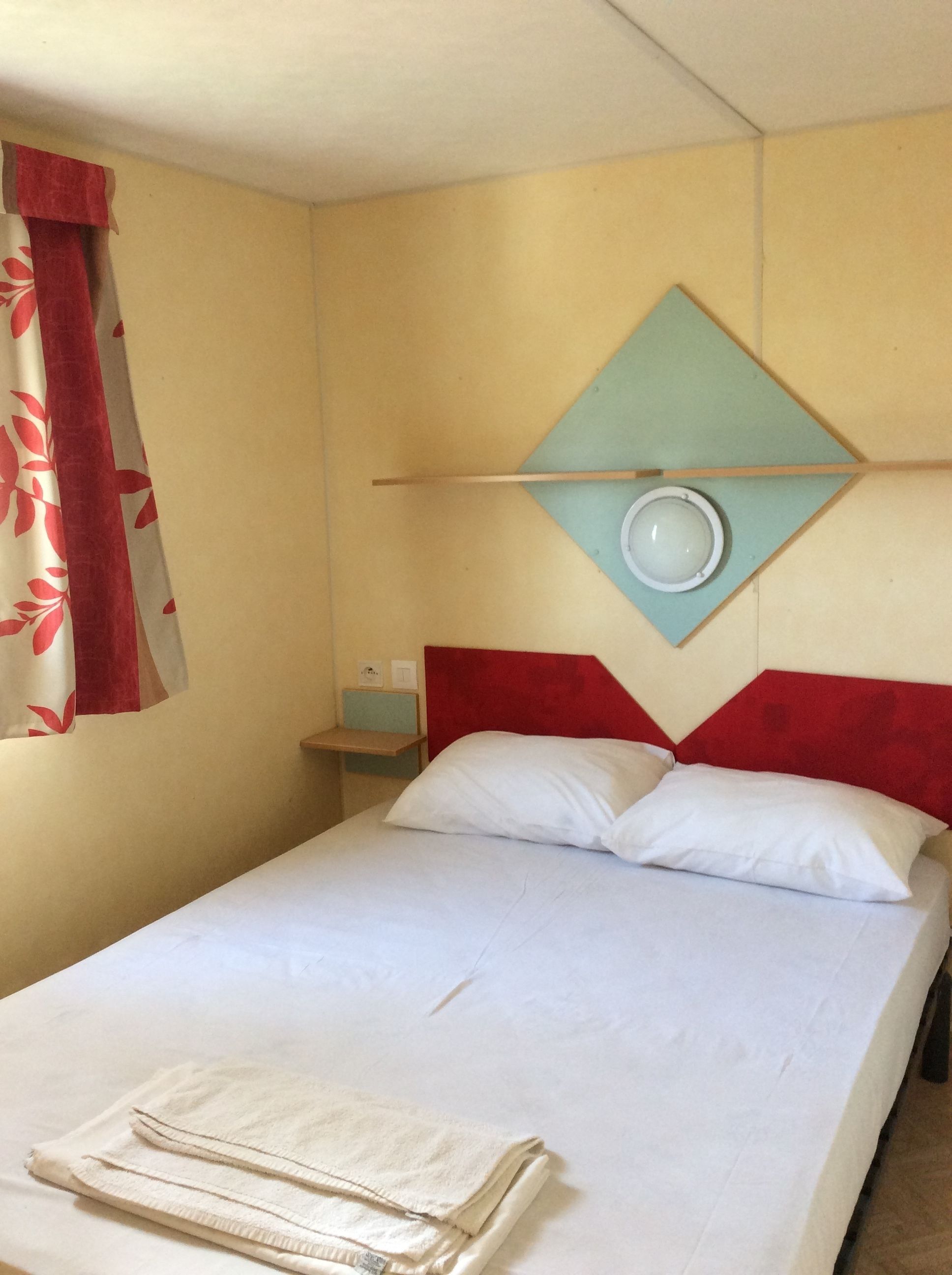 Husvogn | Blendingsgardiner og strykejern/-brett