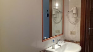 Shower, free toiletries, hair dryer, bidet