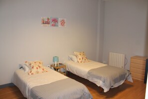 Basic-Zweibettzimmer, 2 Einzelbetten | Zimmersafe, Schreibtisch, Zustellbetten, kostenloses WLAN