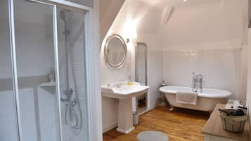 Habitación cuádruple Deluxe (HORTENSIA) | Baño | Ducha, artículos de higiene personal gratuitos y secador de pelo