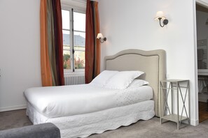 Superior Quadruple Room (LAVANDE) | Desk, iron/ironing board, free cots/infant beds, free WiFi - Villa des Glycines (Thouars)