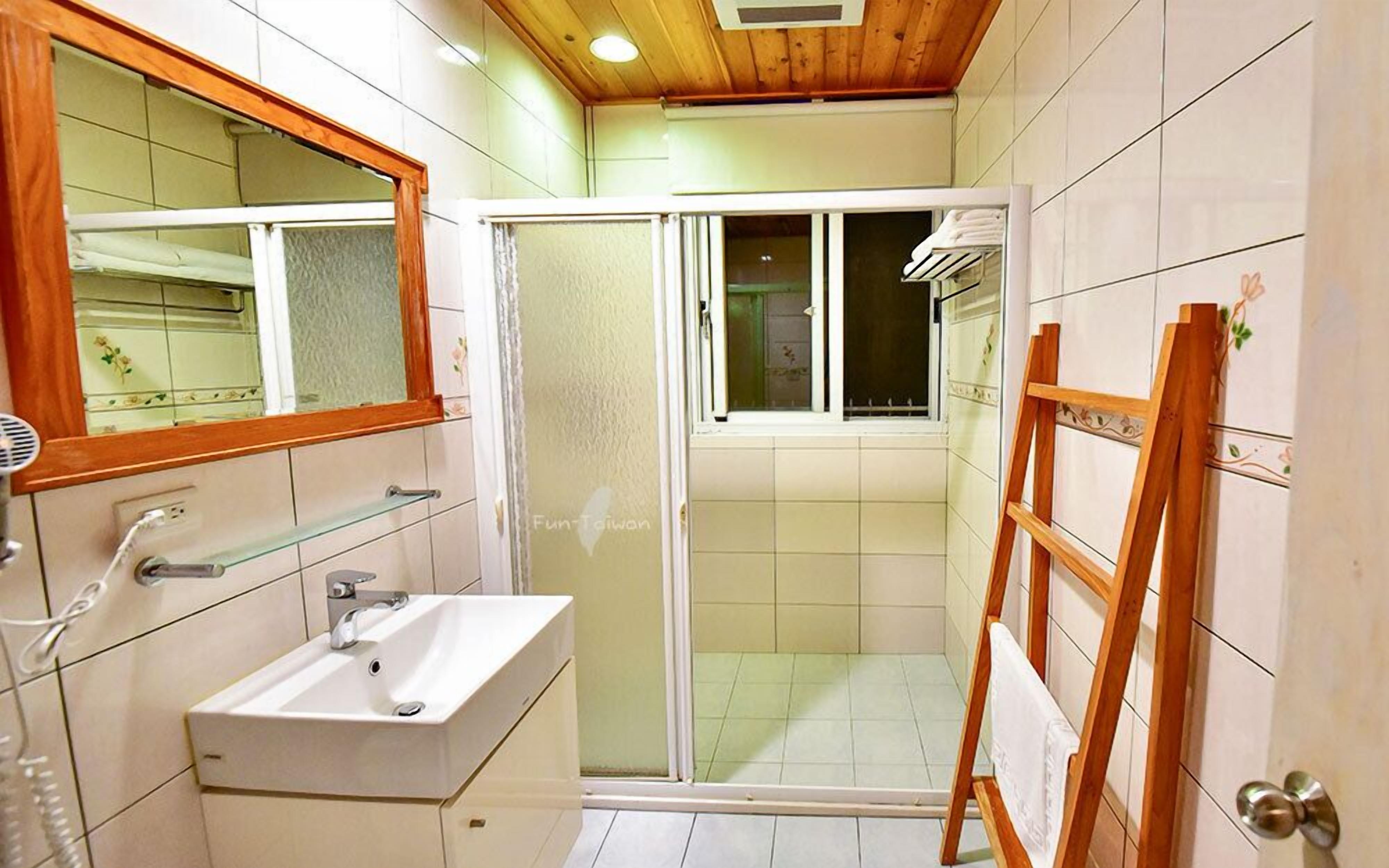 Family Studio, 2 Bedrooms, Non Smoking, Mountain View (302) | Bathroom