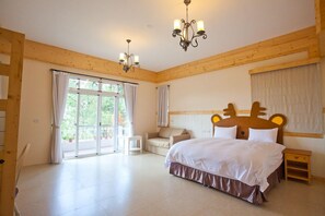 Habitació doble Deluxe (101) | Roba de llit d'alta qualitat, cobrellits, escriptori i cortines opaques