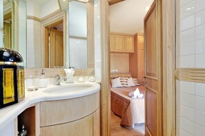 Apartment | Bathroom amenities | Shower, hair dryer, bidet, towels