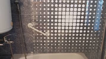 Standard Studio Suite, 1 Bedroom | Bathroom | Combined shower/tub, towels
