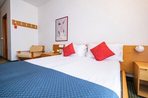 Een bureau, verduisterende gordijnen, geluiddichte muren