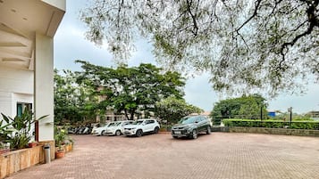 Tempat letak kenderaan sendiri percuma