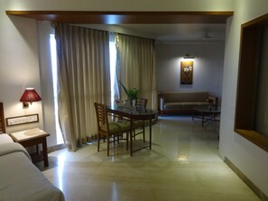 Suite estudio Grand, 1 cama de matrimonio grande, no fumadores, frigorífico | Sala de estar | Una televisión de pantalla plana