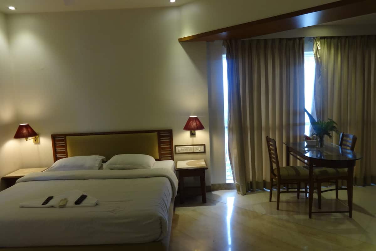 1 bedroom, premium bedding, in-room safe, desk