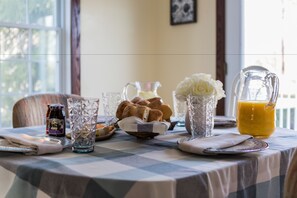 Classic Cottage, 4 Bedrooms | In-room dining - QuickStay Lake Simcoe Homestyle Cottage Private Beach (Georgina)
