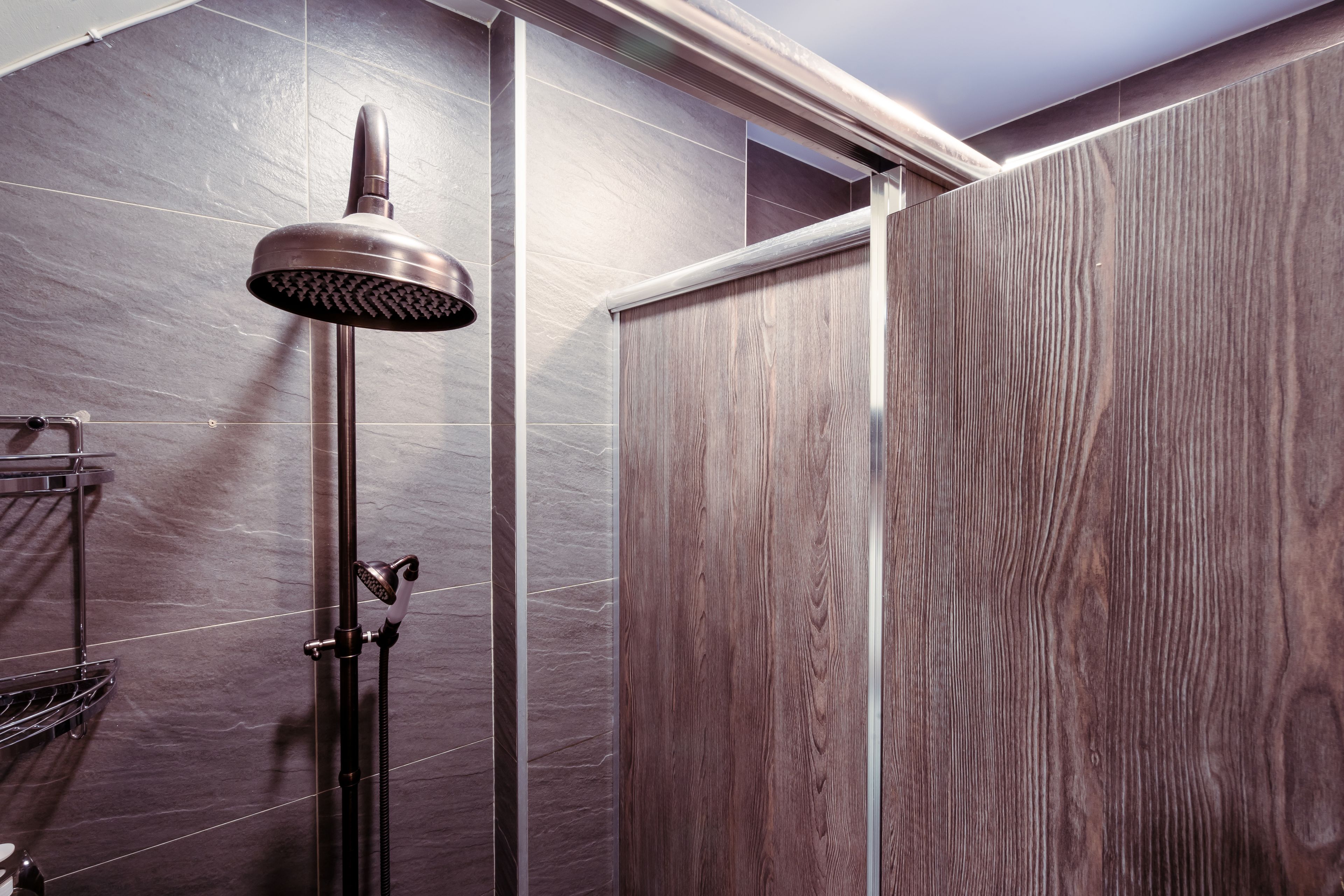 Dusche, Haartrockner, Hausschuhe