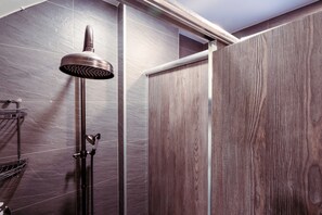 Shower, hair dryer, slippers - Local Backpacker Hostel (Tainan)