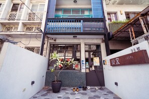 Exterior - Local Backpacker Hostel (Tainan)