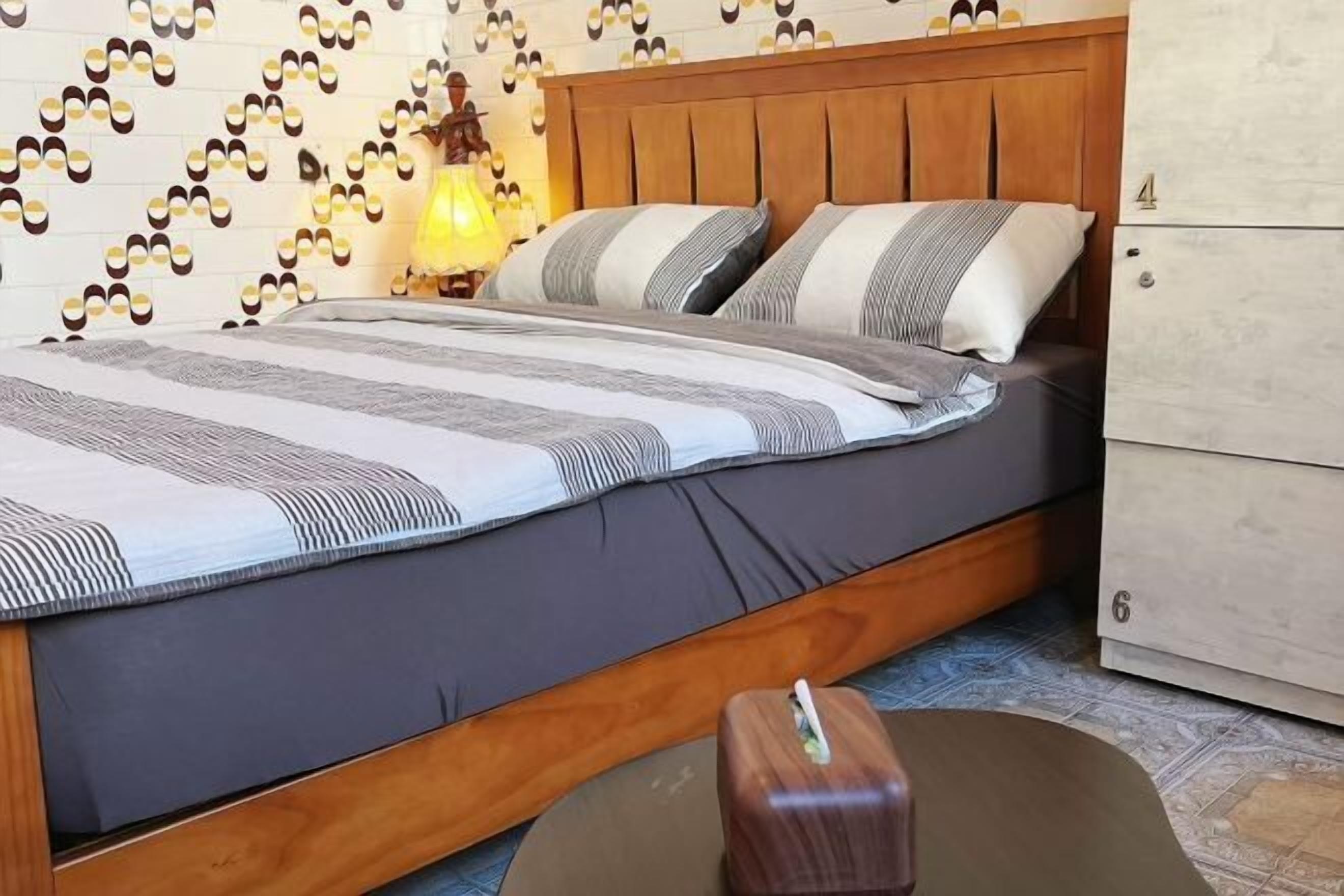 Free WiFi, bed sheets