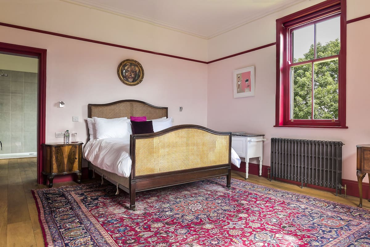 Premium bedding, individually decorated, iron/ironing board, free WiFi