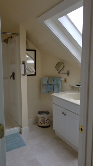 Basic Room, 1 Queen Bed, Private Bathroom | Bathroom | Towels - 1860 House Inn and Vacation Rental Home (Stowe)