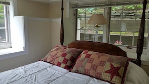 Individually decorated, free WiFi, bed sheets - 1860 House Inn and Vacation Rental Home (Stowe)