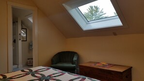 Basic Room, 1 Queen Bed, Private Bathroom | Bathroom