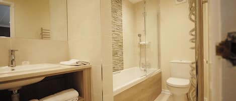 Articles de toilette (gratuits), séchoir à cheveux, serviettes fournies