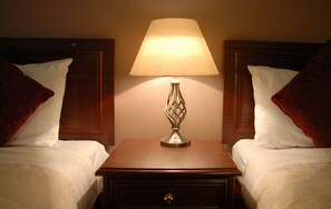 Luxe beddengoed, een minibar, een bureau, geluiddichte muren