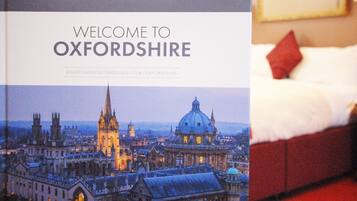 Een boekomslag met de titel 'Welcome to Oxfordshire', met een stadsillustratie.
