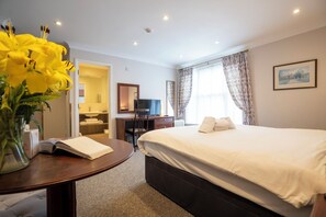 Superior kamer, 1 queensize bed, kitchenette | Luxe beddengoed, een minibar, een bureau, geluiddichte muren
