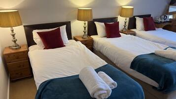 Basic Triple Room, Ensuite | Free WiFi, bed sheets